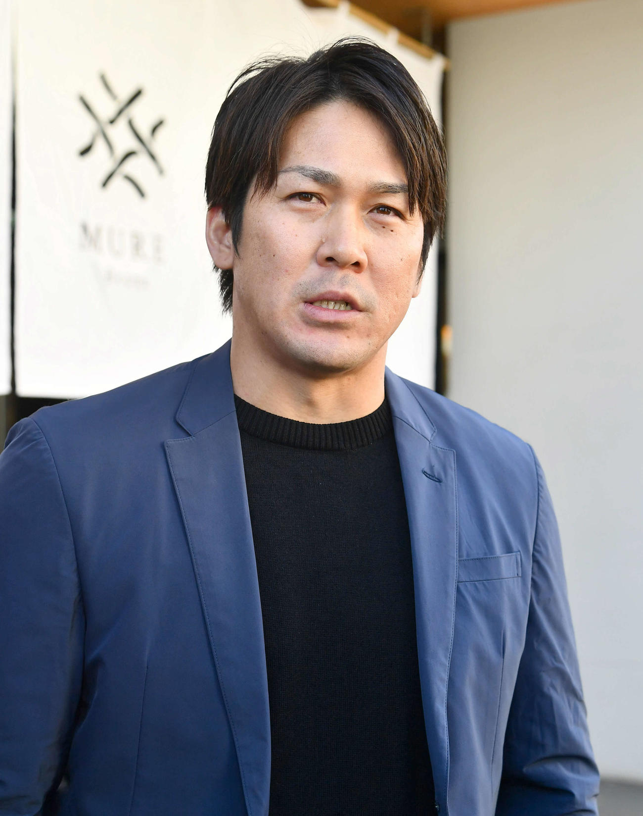 トークショーを終えて取材に応じる巨人甲斐（撮影・岩下翔太）