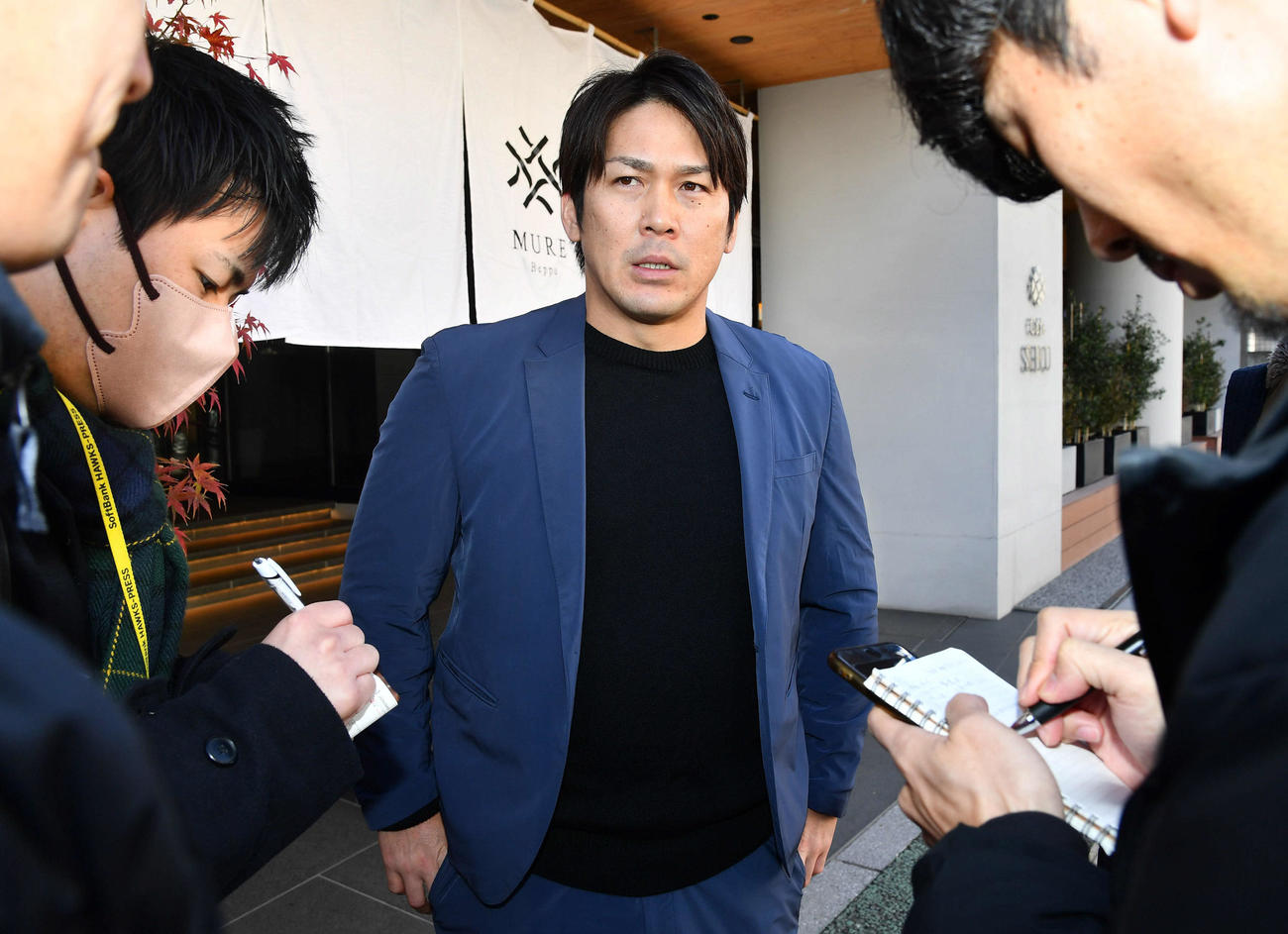 トークショーを終えて取材に応じる巨人甲斐（撮影・岩下翔太）