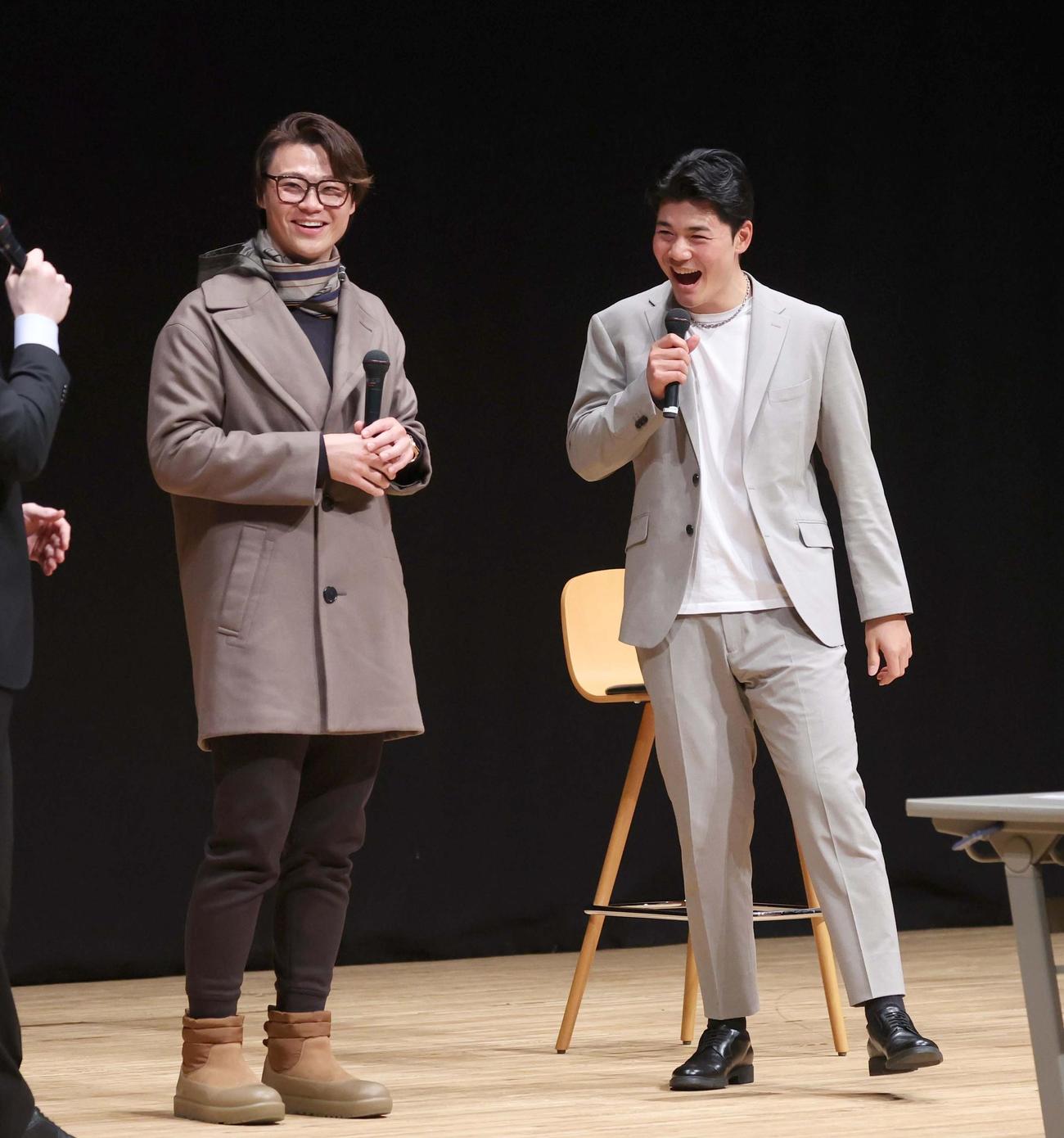 トークショーで話す日本ハム山崎（左）と清宮幸（撮影・黒川智章）