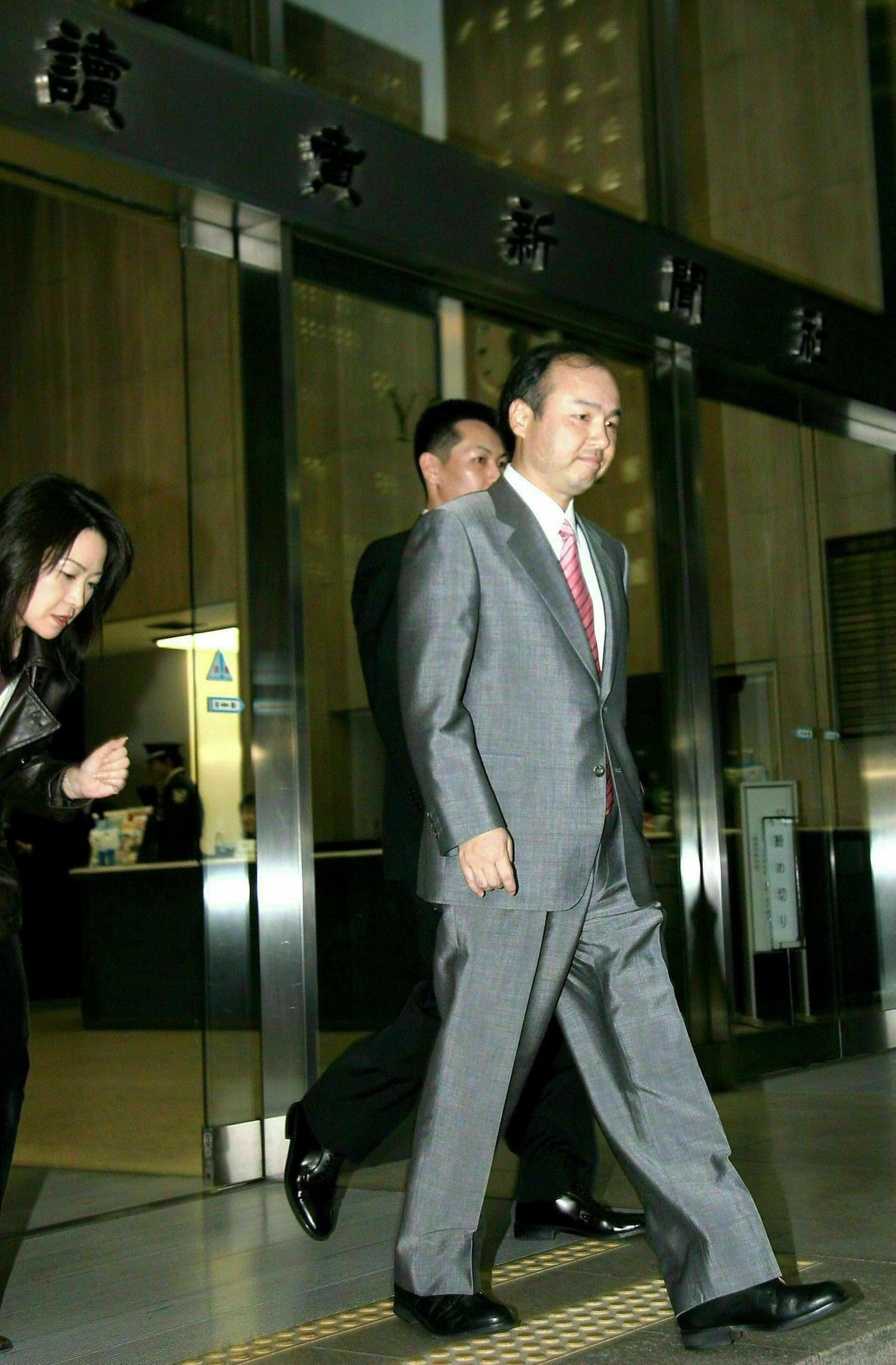 2004年11月、渡辺前巨人オーナーとの面会を終え読売新聞社を後にするソフトバンク孫社長
