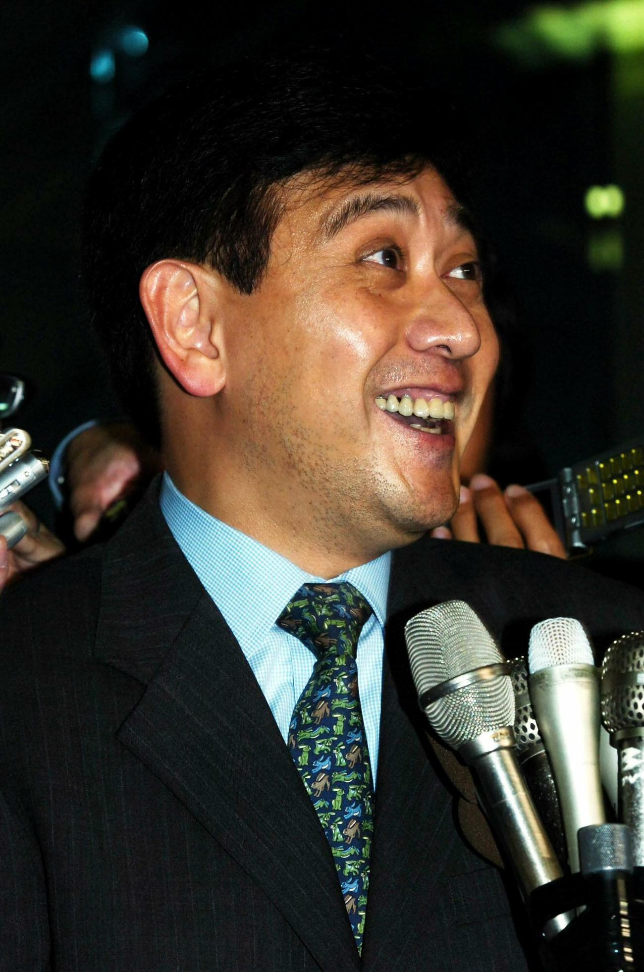 2005年10月11日、トップ会談を終え阪神電鉄本社で会見をひらく村上ファンド・村上世彰代表は星野SDのことは好きですと笑う