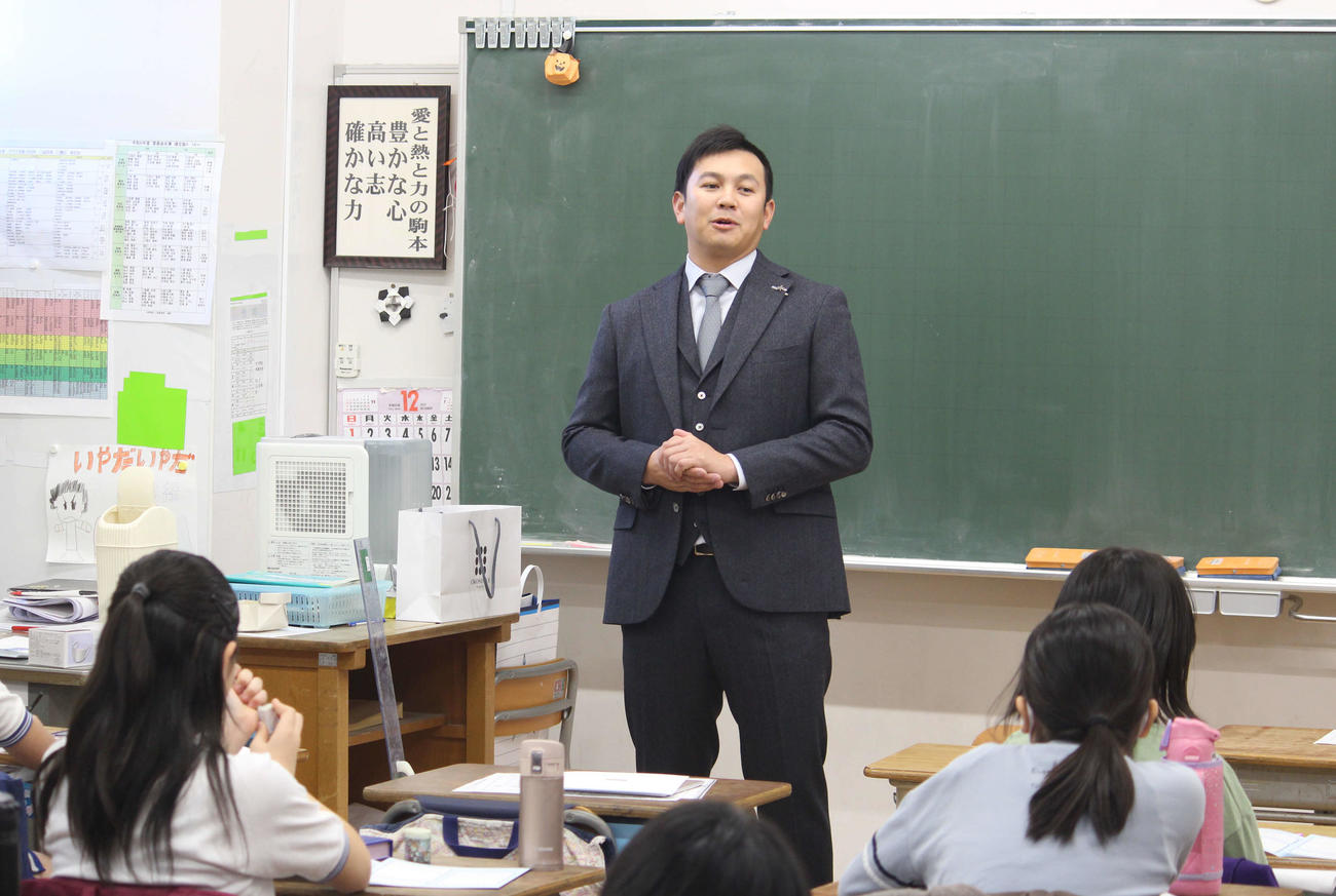 「JFAこころのプロジェクト『夢の教室』」で一環で、東京・文京区の駒本小学校を訪問したDeNA山崎（撮影・久保賢吾）