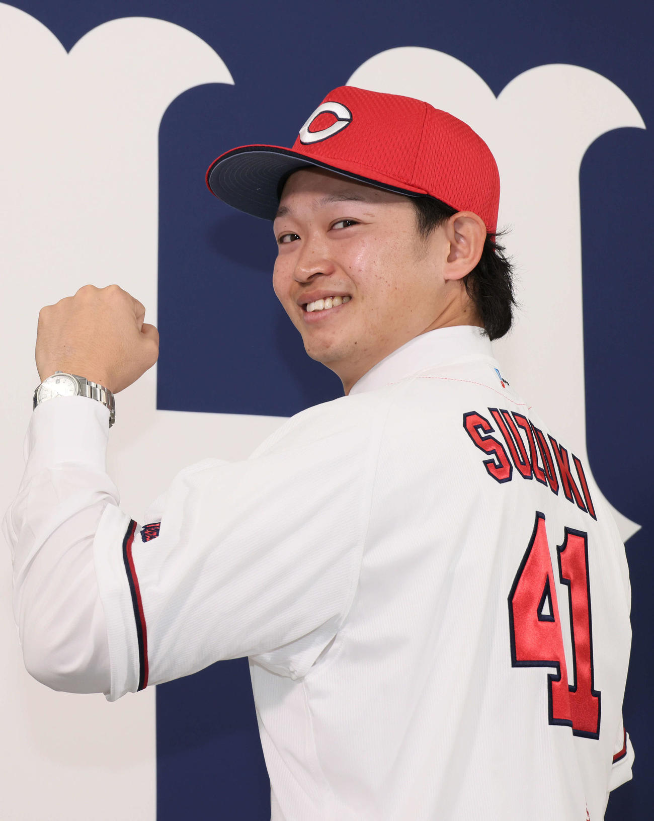 入団会見後、背番号41のユニホーム姿を披露する広島鈴木（撮影・加藤孝規）