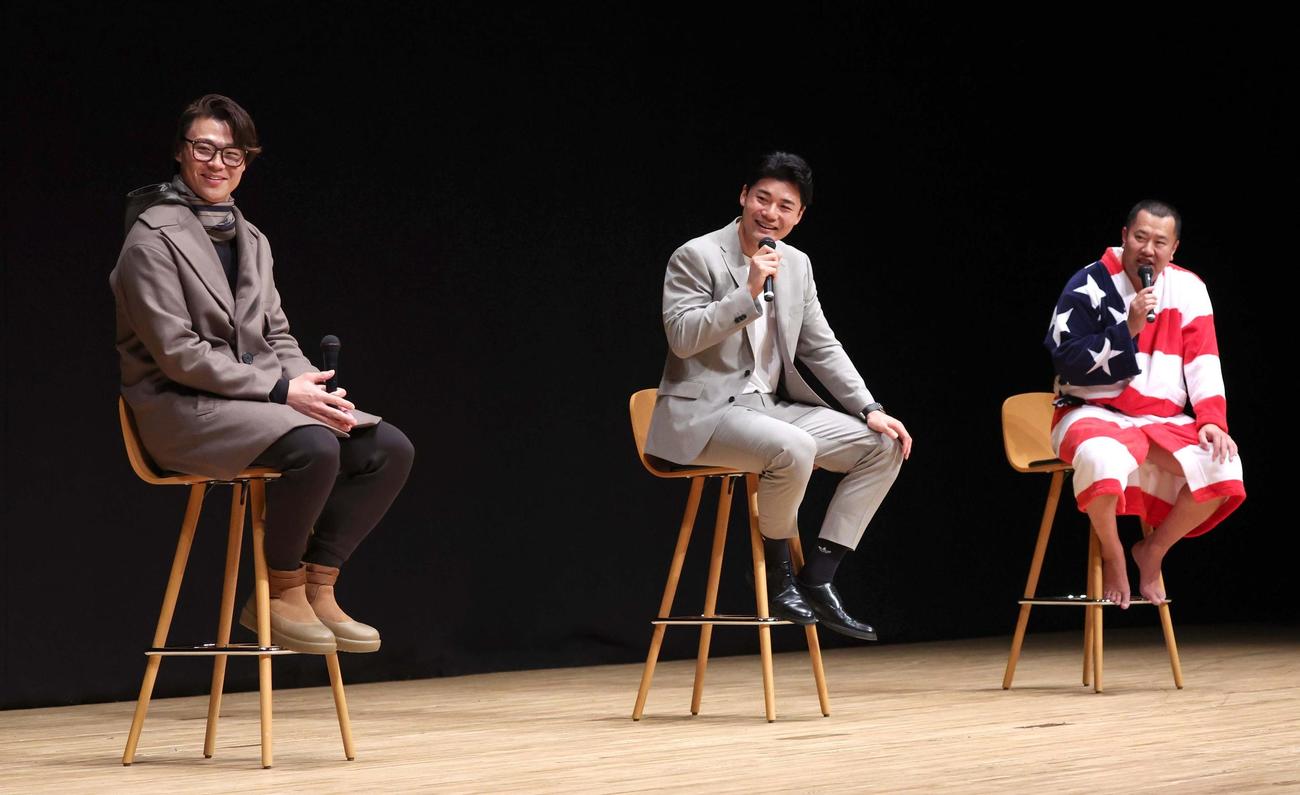 札幌市内でトークショーする左から日本ハム山崎、清宮幸、お笑いタレントのとにかく明るい安村（撮影・黒川智章）