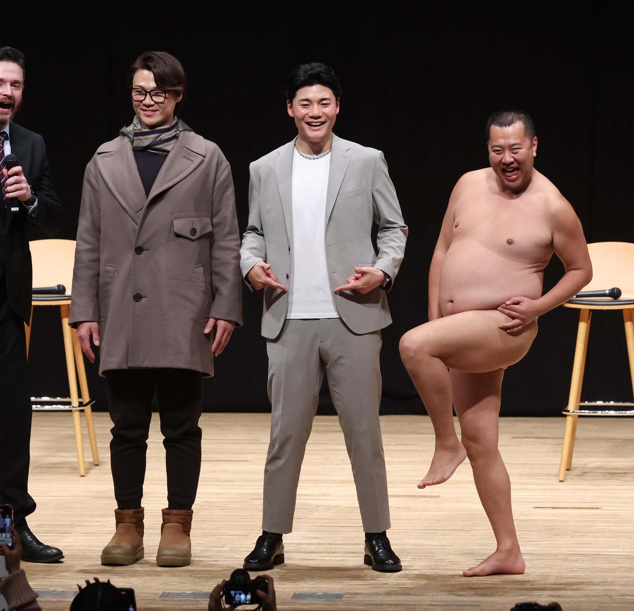 トークショーでファン向けのフォトセッションをする左から日本ハム山崎、清宮幸、お笑いタレントのとにかく明るい安村（撮影・黒川智章）