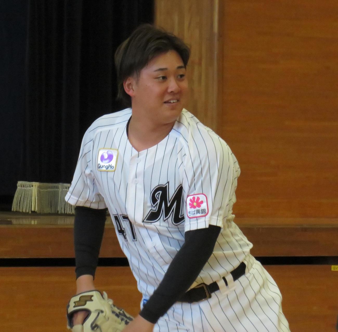 土浦市立土浦第五中学校で教育講演会に参加しキャッチボールを披露する鈴木（撮影・星夏穂）
