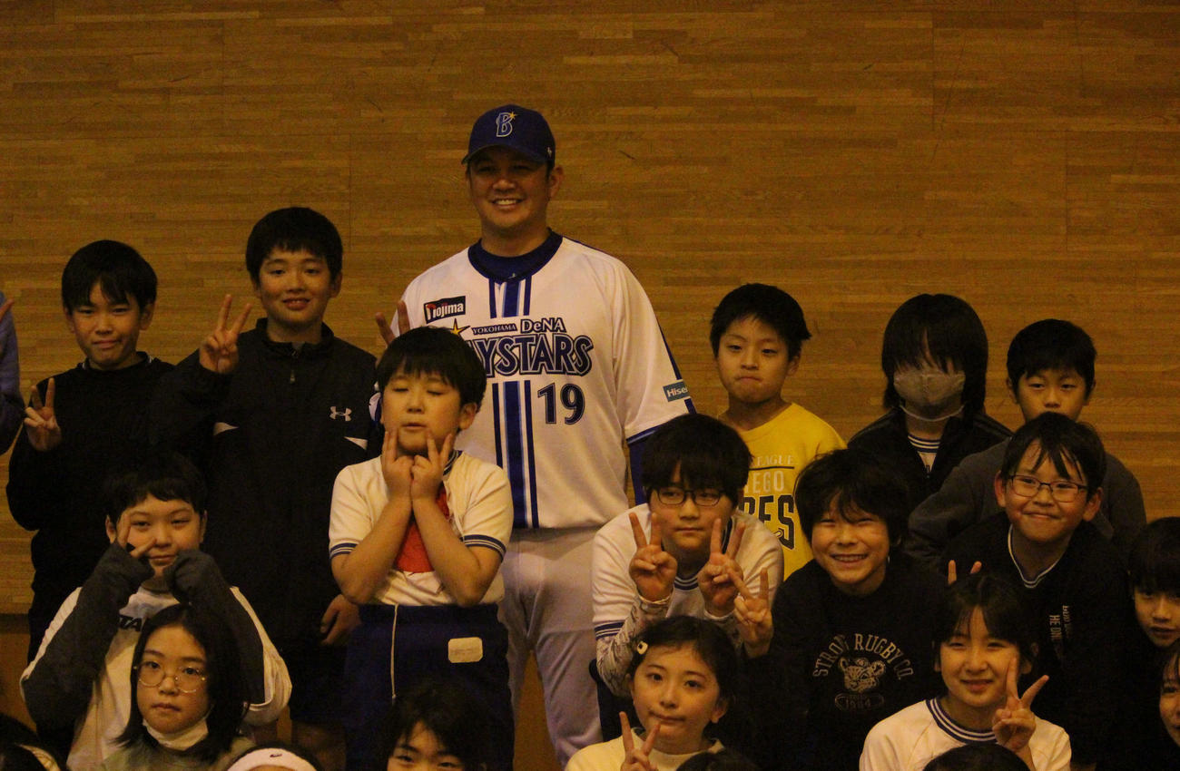 「JFAこころのプロジェクト『夢の教室』」で一環で、東京・文京区の駒本小学校を訪問したDeNA山崎（撮影・久保賢吾）
