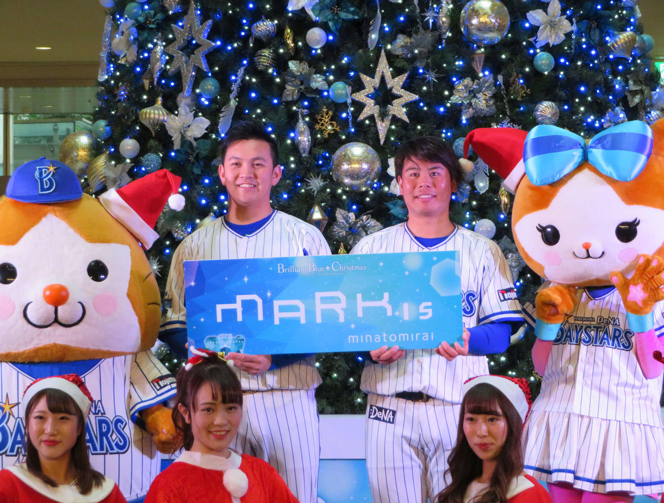 2018年12月、マークイズみなとみらいでのトークショーに参加したDeNAの山崎（左）と浜口
