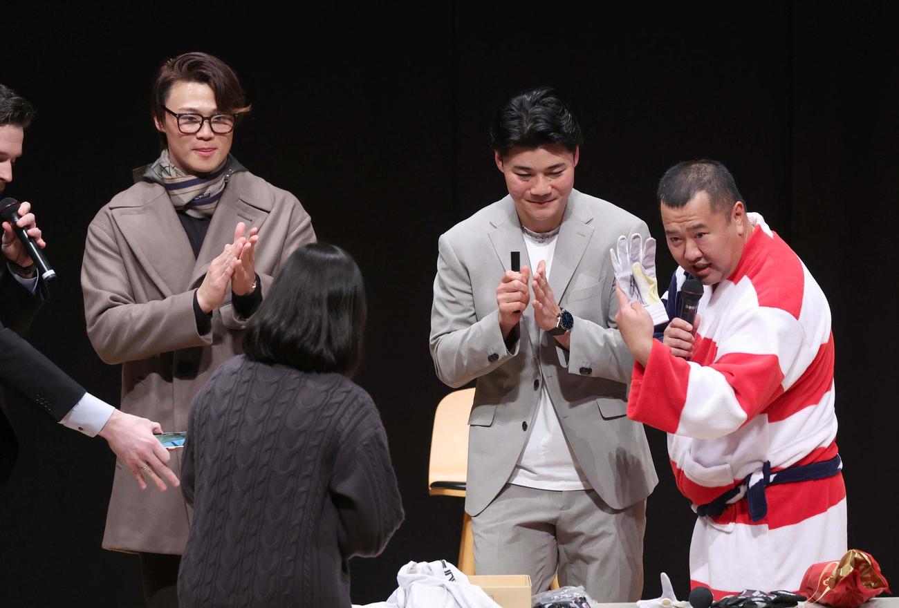 トークショーでファンにグッズを渡す左から日本ハム山崎、清宮幸、お笑いタレントのとにかく明るい安村（撮影・黒川智章）