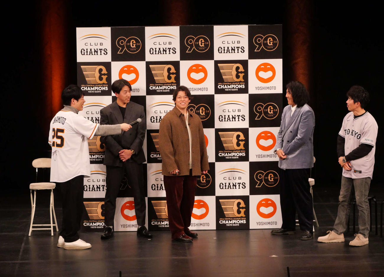 トークショーに登壇した左から麒麟の川島、巨人の大勢、高梨、トータルテンボスの藤田と大村（撮影・上田悠太）