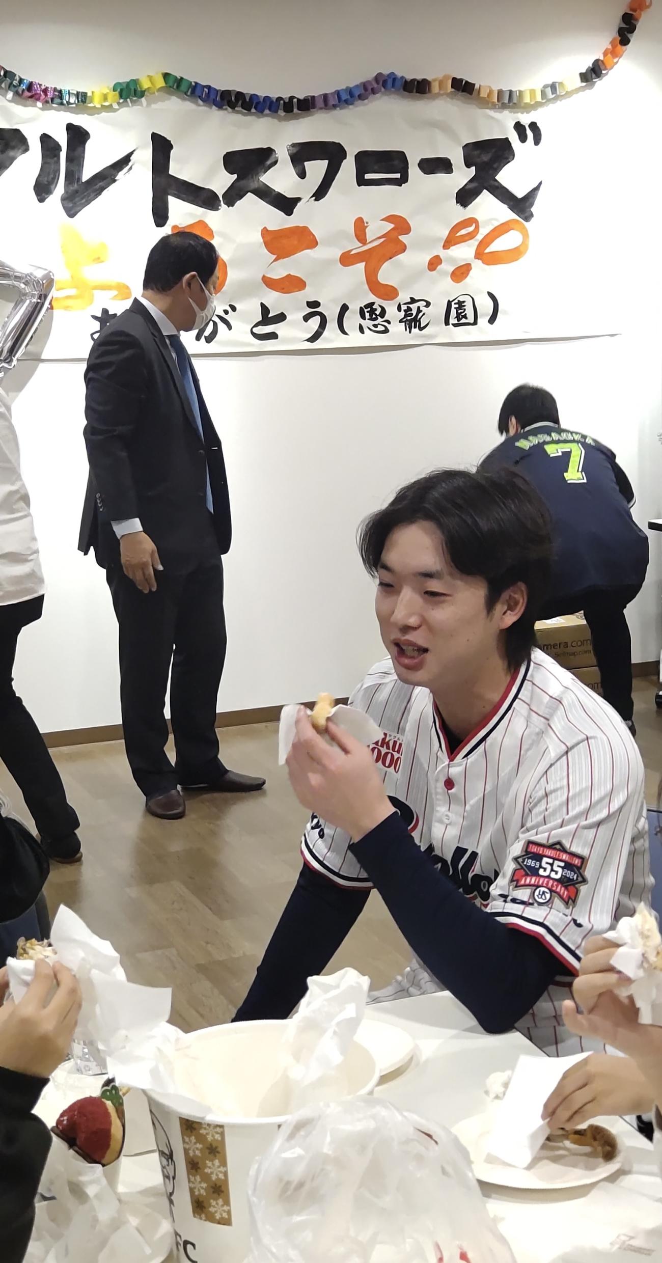 千葉の児童養護施設「恩寵園」を訪問し、プレゼントしたドーナツほおばる長岡