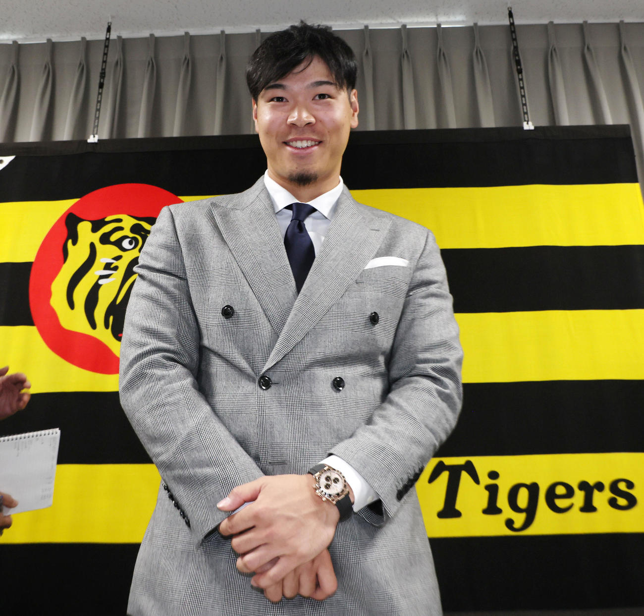 契約更改を終え会見で笑顔を見せる佐藤輝（撮影・加藤哉）