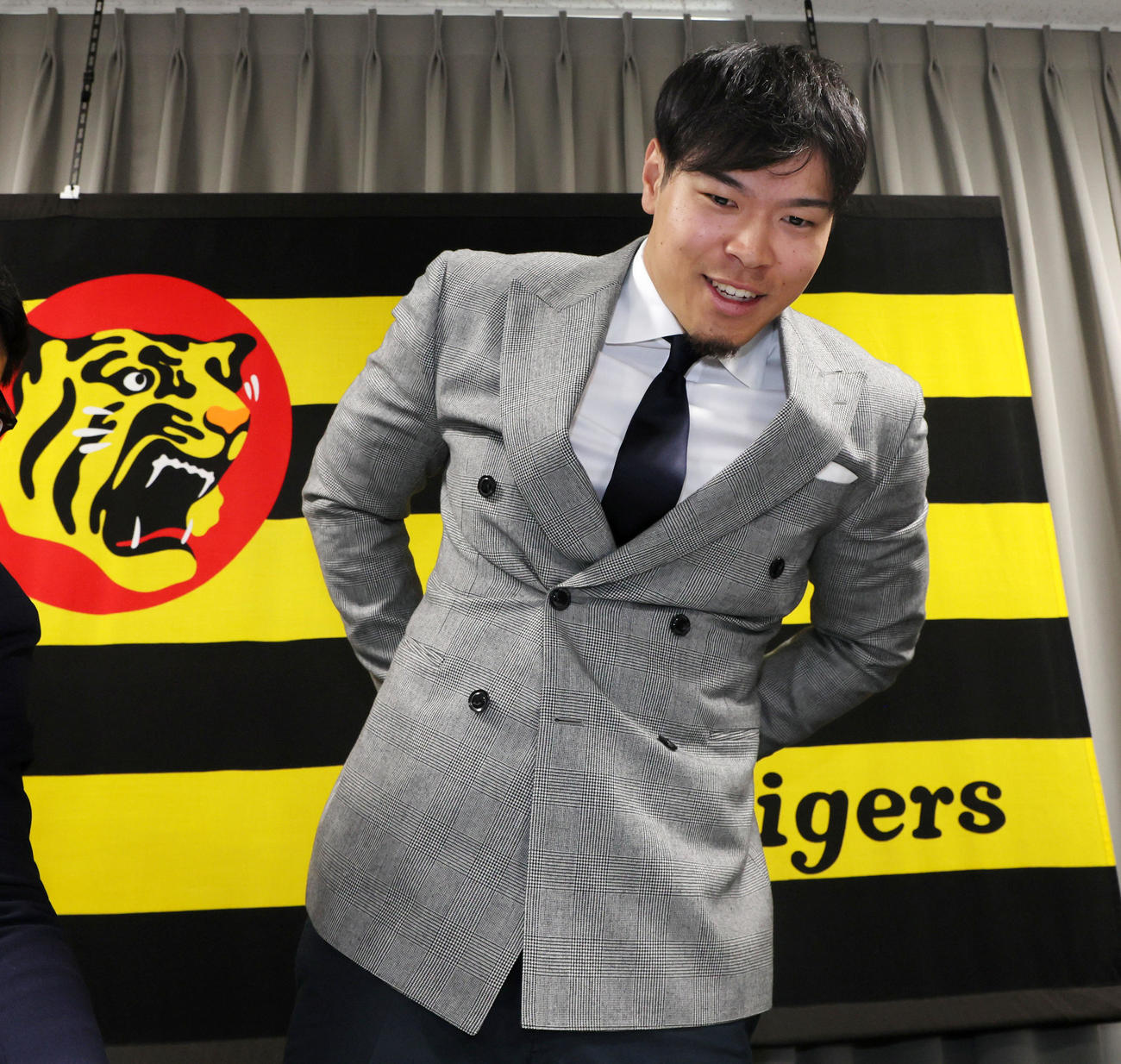 契約更改を終え会見で笑顔を見せる佐藤輝（撮影・加藤哉）