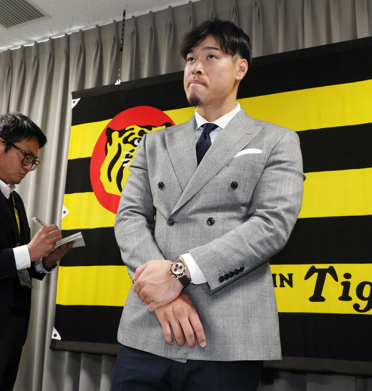 契約更改を終え記者の質問に答える佐藤輝（撮影・加藤哉）