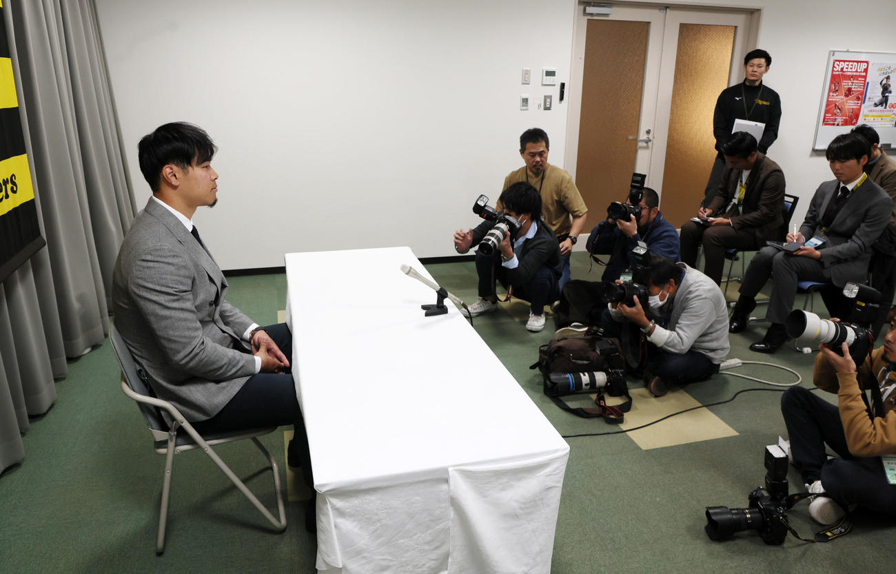 契約更改を終え会見する佐藤輝（撮影・加藤哉）