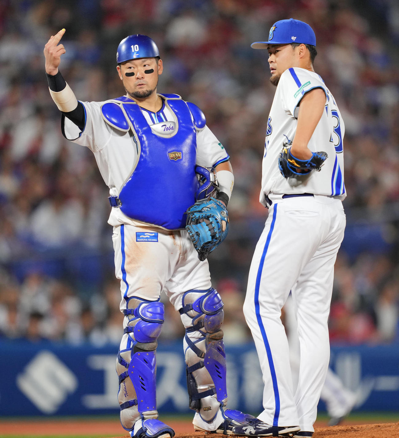 10月1日広島戦の8回、マウンドの伊勢の異変に気づきベンチからスタッフを呼ぶ戸柱