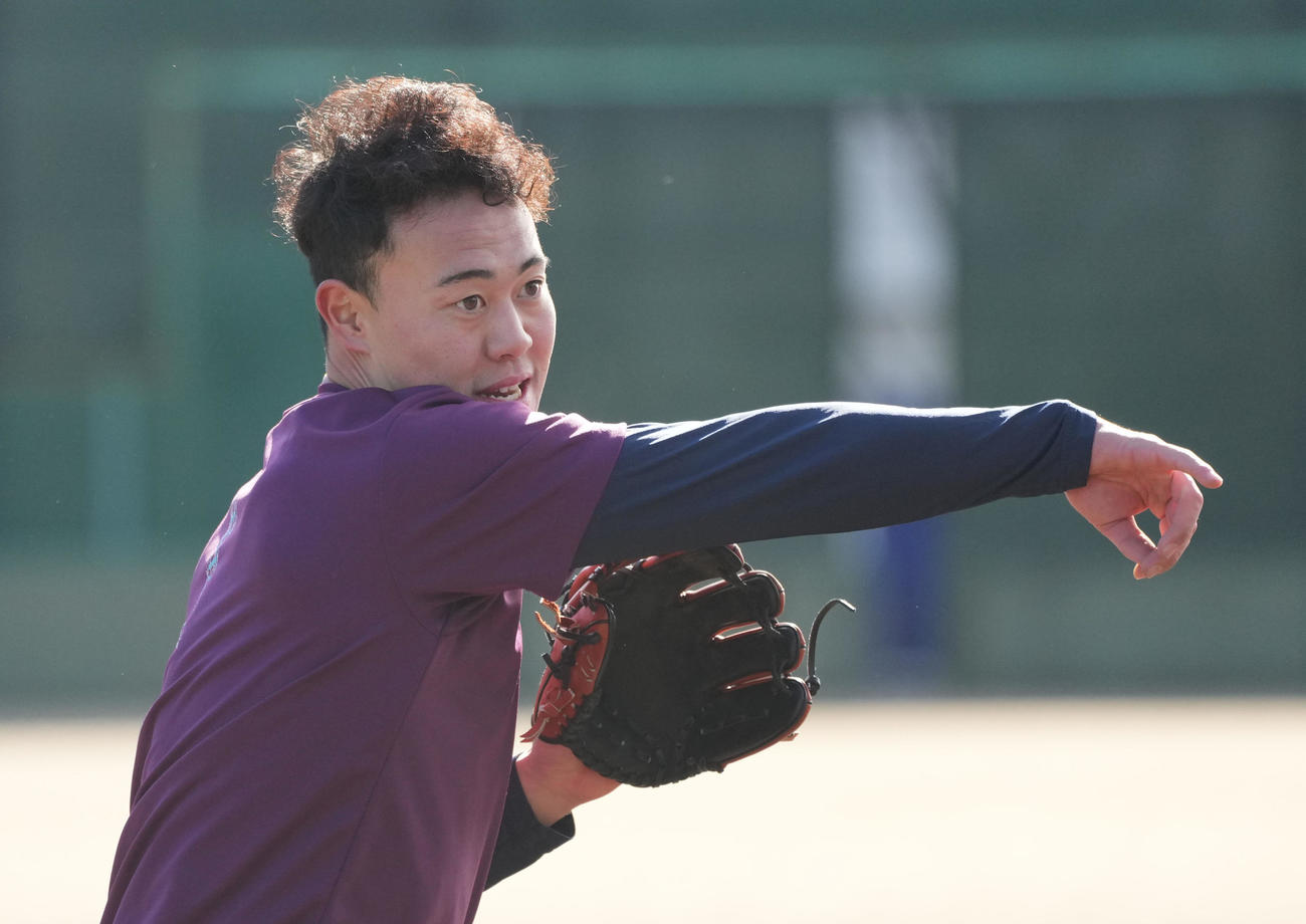 自主トレを公開しノックを受ける佐野（撮影・森本幸一）