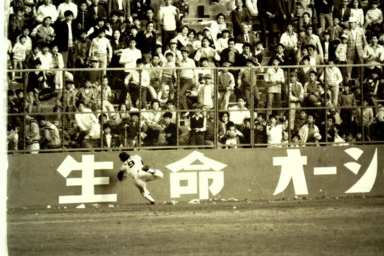 77年4月29日、大洋戦の9回裏1死一塁、打球を追って左翼フェンスに激突する阪神の佐野仙好