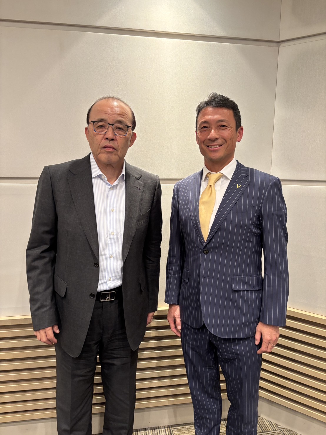 正月のラジオ番組の収録でABC小縣アナウンサー（右）の取材を受けた阪神岡田顧問（提供写真）