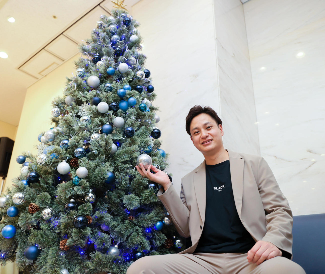 クリスマスツリーの飾りを手にし笑顔を見せる阪神大竹（撮影・上山淳一）