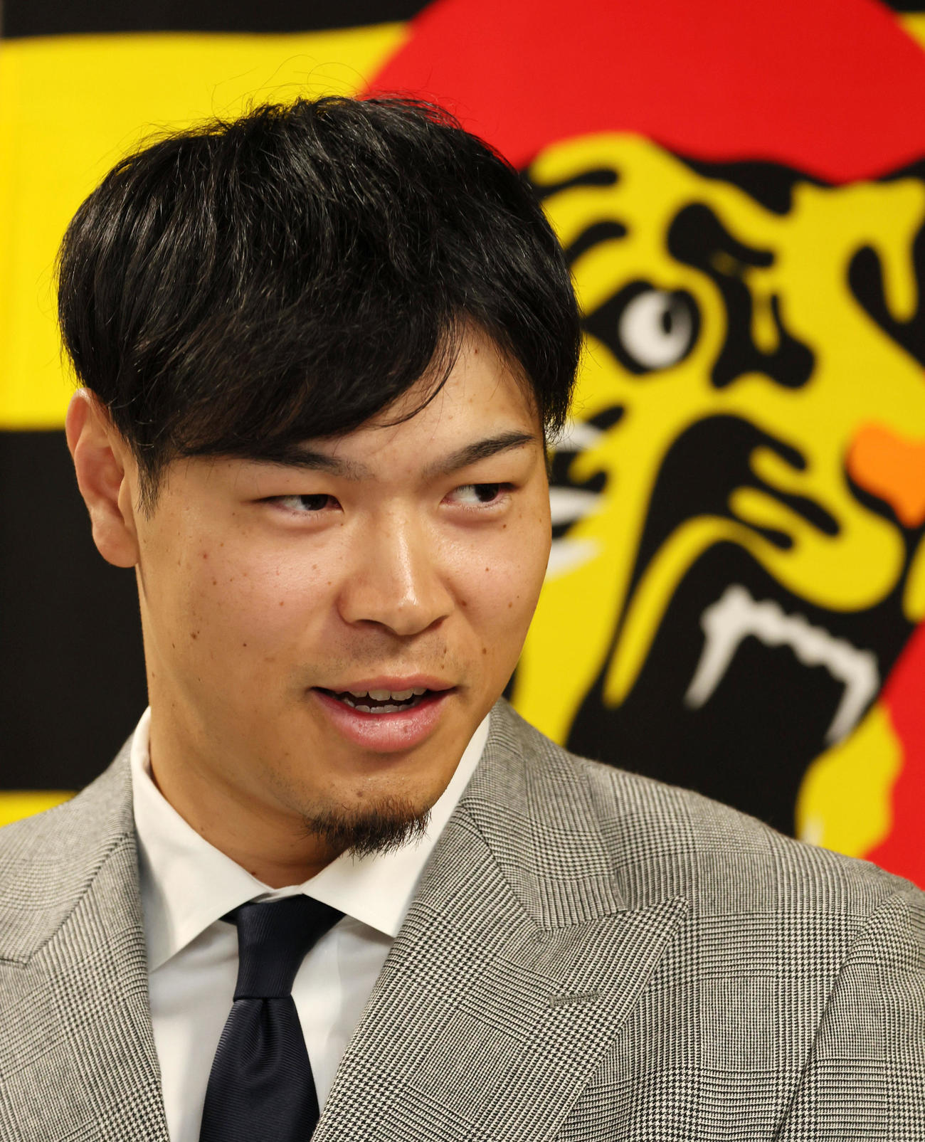 契約更改を終え記者の質問に答える佐藤輝（撮影・加藤哉）