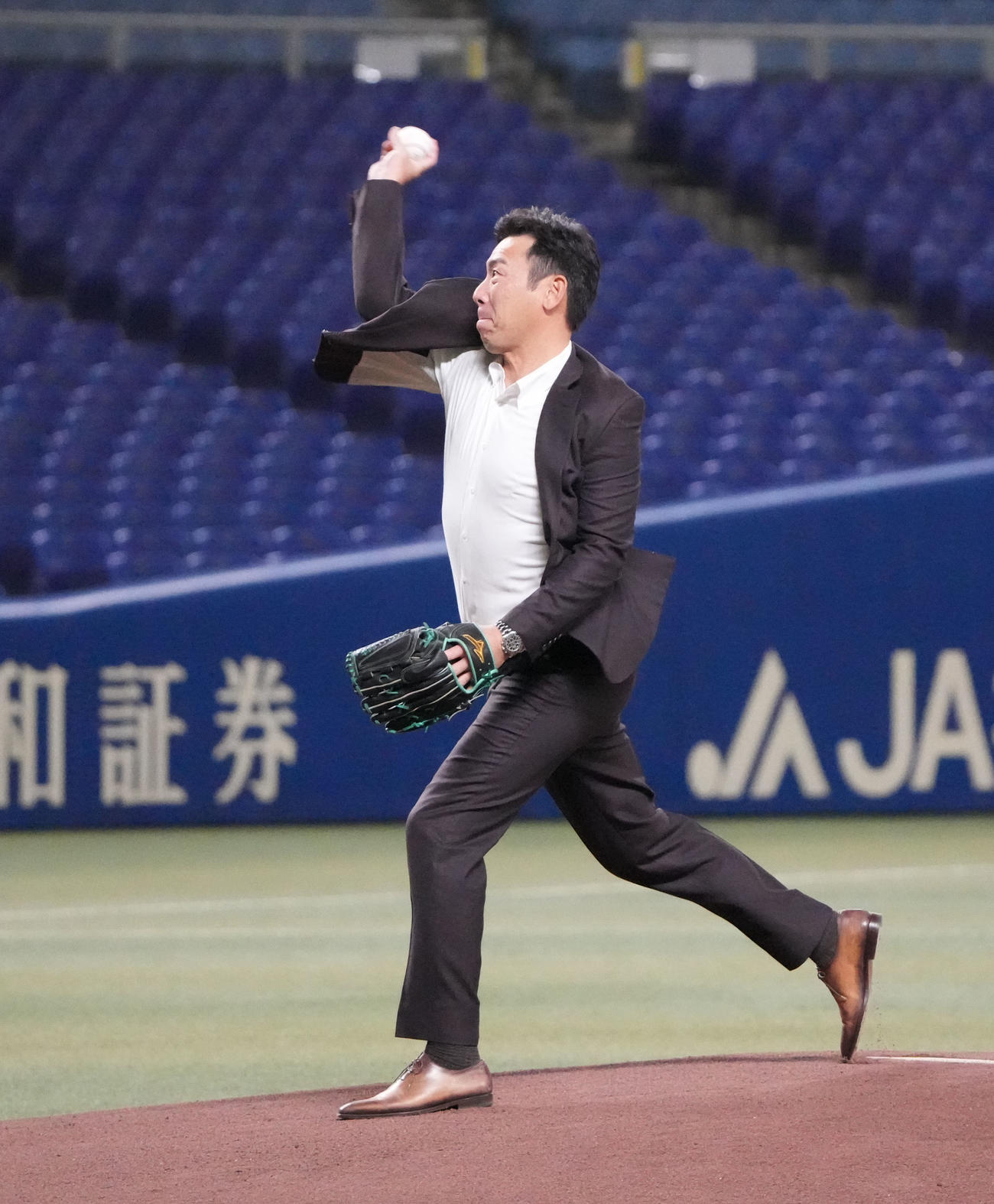 EAST HOPE対WEST DREAMS　始球式を行う荒木雅博氏（撮影・森本幸一）