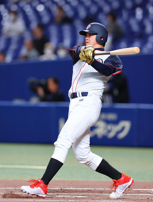 EAST HOPES対WEST DREAMS 3回、逆転の2点適時打を放つ一場(撮影・藤尾明華)
