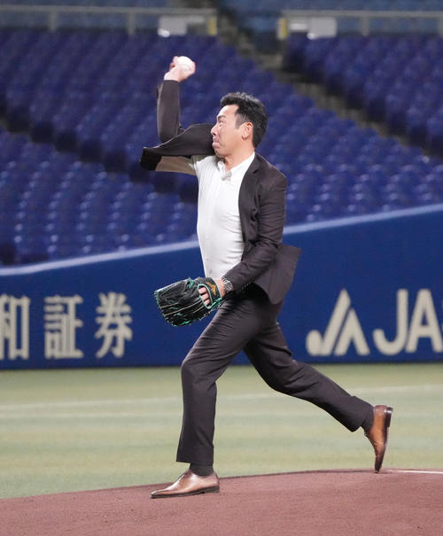 EAST HOPE対WEST DREAMS 始球式を行う荒木雅博氏(撮影・森本幸一)
