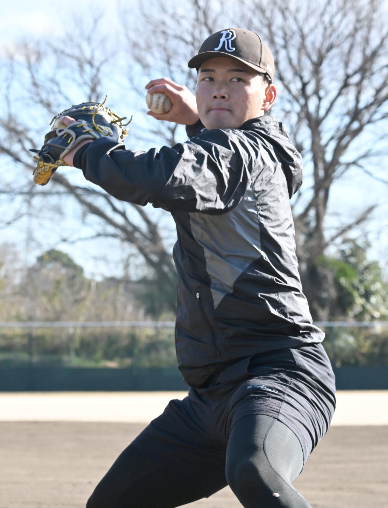 自主トレを公開し、スローイングを披露する阪神ドラフト4位の町田捕手（撮影・千葉一成）