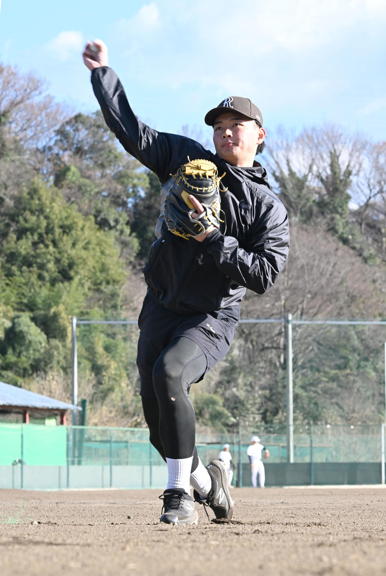 自主トレを公開し、スローイングを披露する阪神ドラフト4位の町田捕手（撮影・千葉一成）