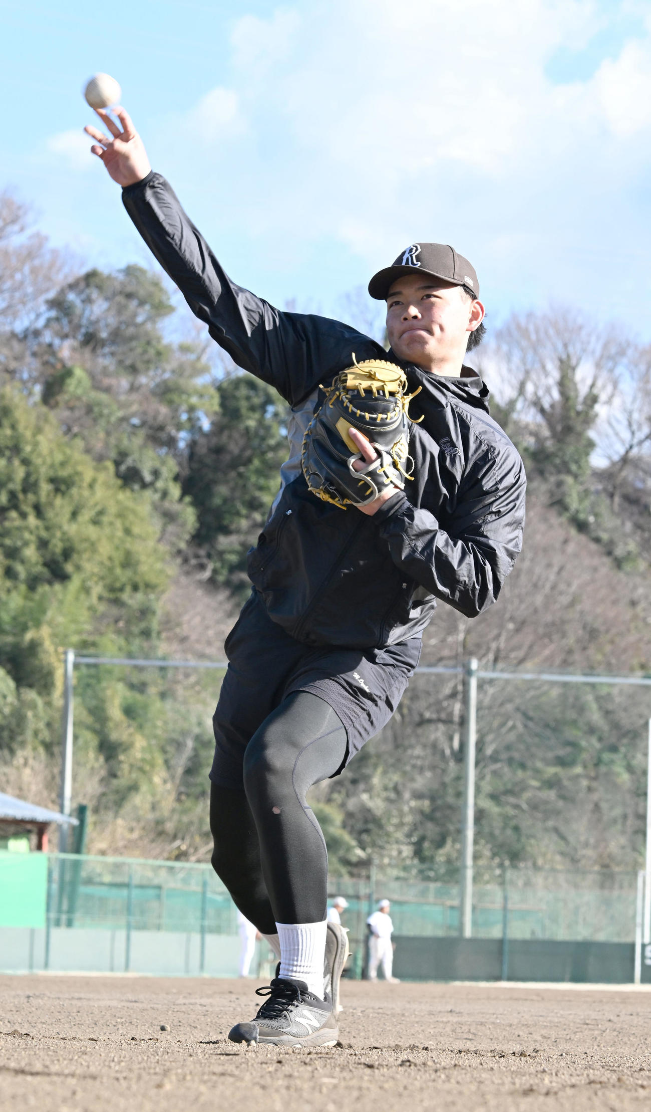 自主トレを公開し、スローイングを披露する阪神ドラフト4位の町田捕手（撮影・千葉一成）