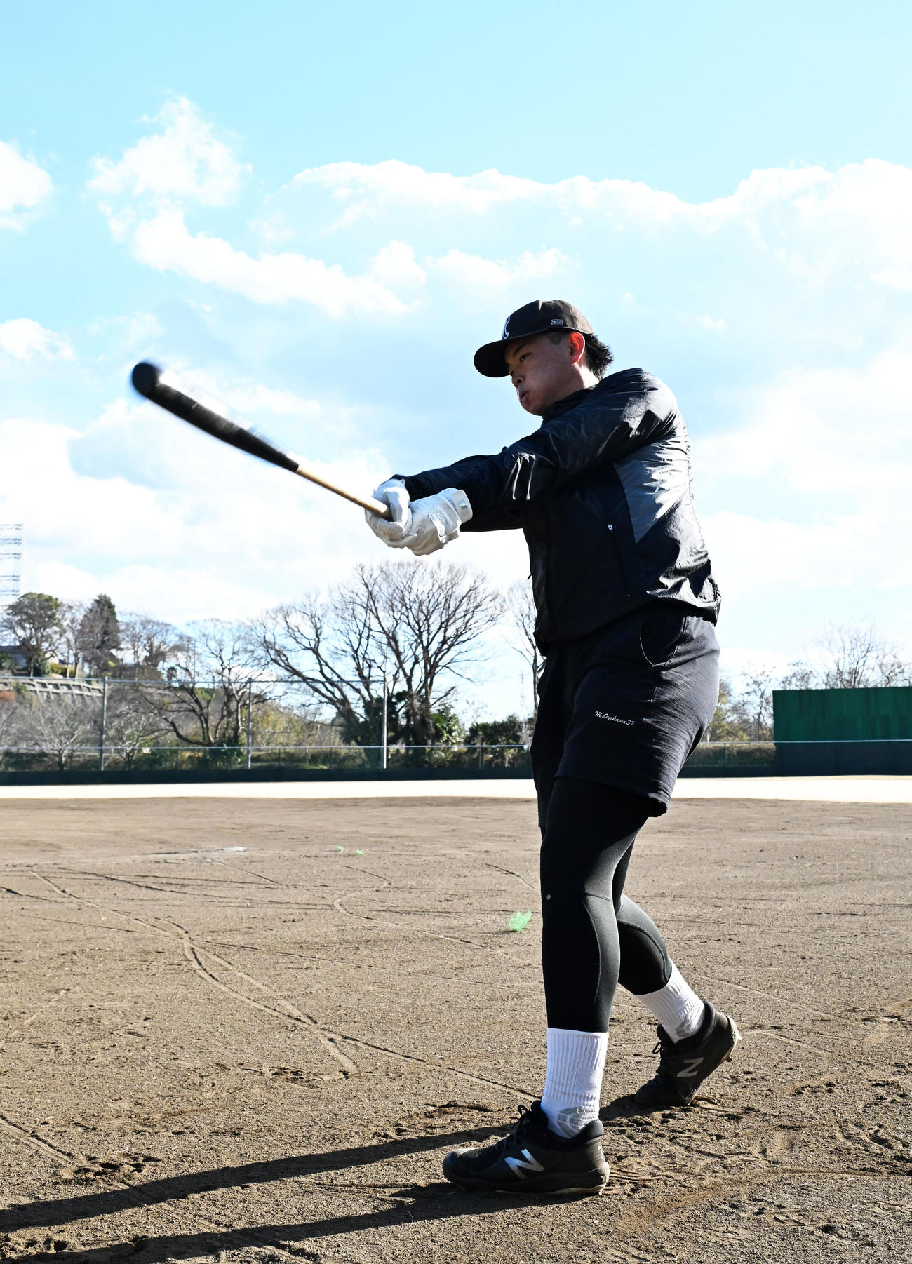 自主トレを公開し、素振りを披露する阪神ドラフト4位の町田捕手（撮影・千葉一成）