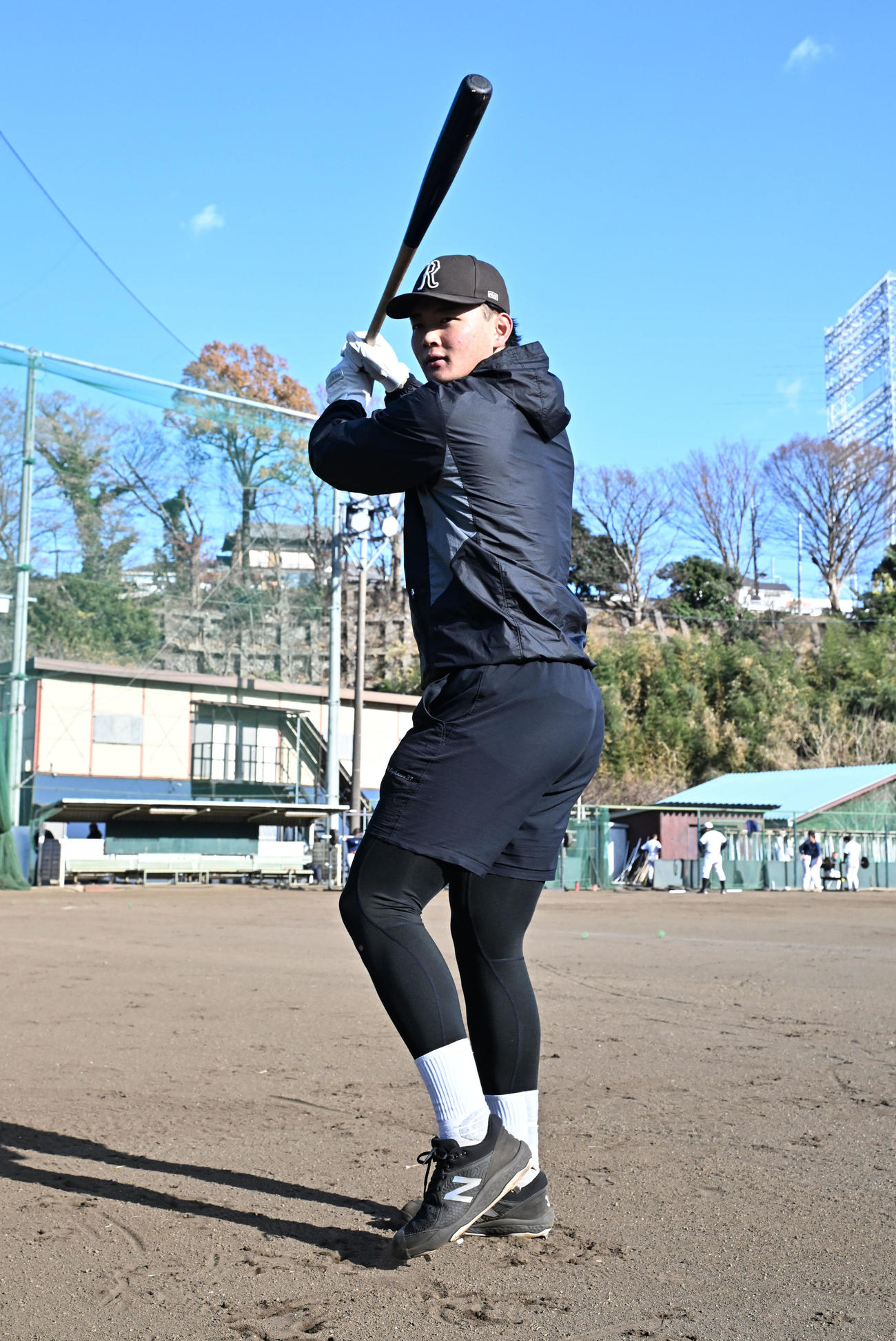 自主トレを公開し、素振りを披露する阪神ドラフト4位の町田捕手（撮影・千葉一成）