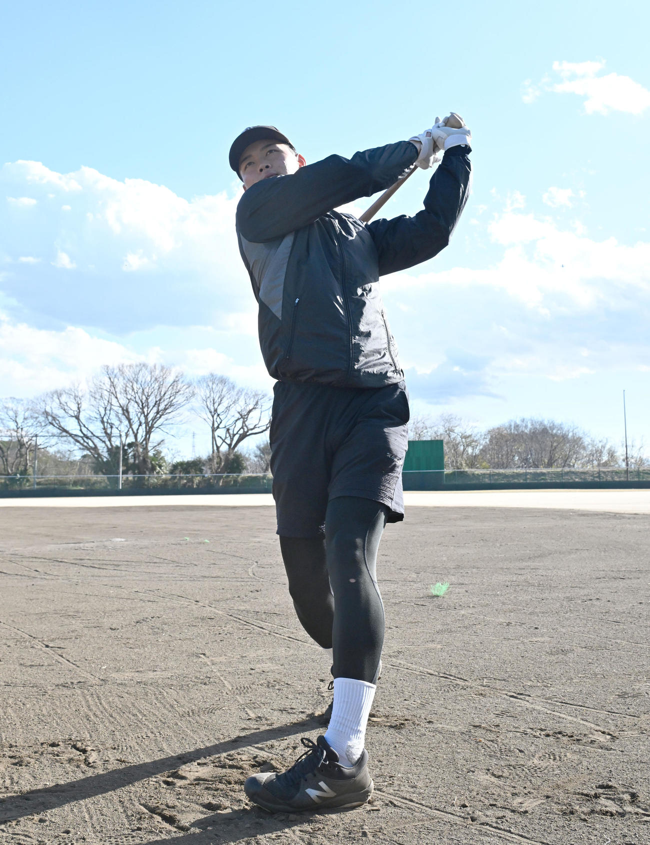 自主トレを公開し、素振りを披露する阪神ドラフト4位の町田捕手（撮影・千葉一成）