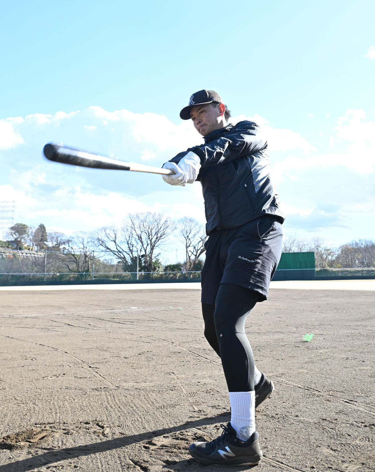 自主トレを公開し、素振りを披露する阪神ドラフト4位の町田捕手（撮影・千葉一成）