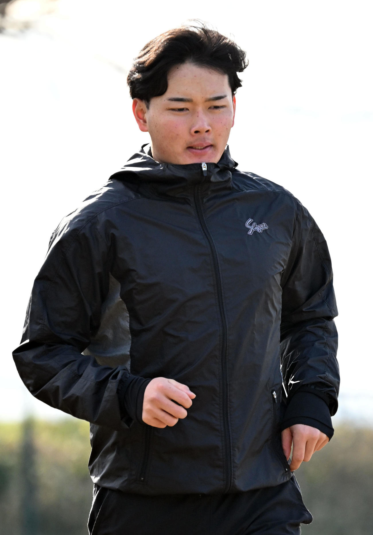 自主トレを公開し、外野を走り込む阪神ドラフト4位の町田捕手（撮影・千葉一成）