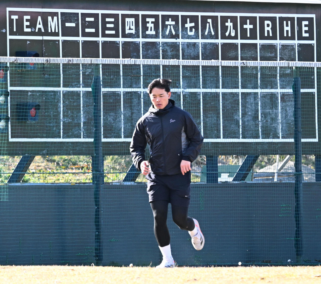 自主トレを公開し、外野を走り込む阪神ドラフト4位の町田捕手（撮影・千葉一成）