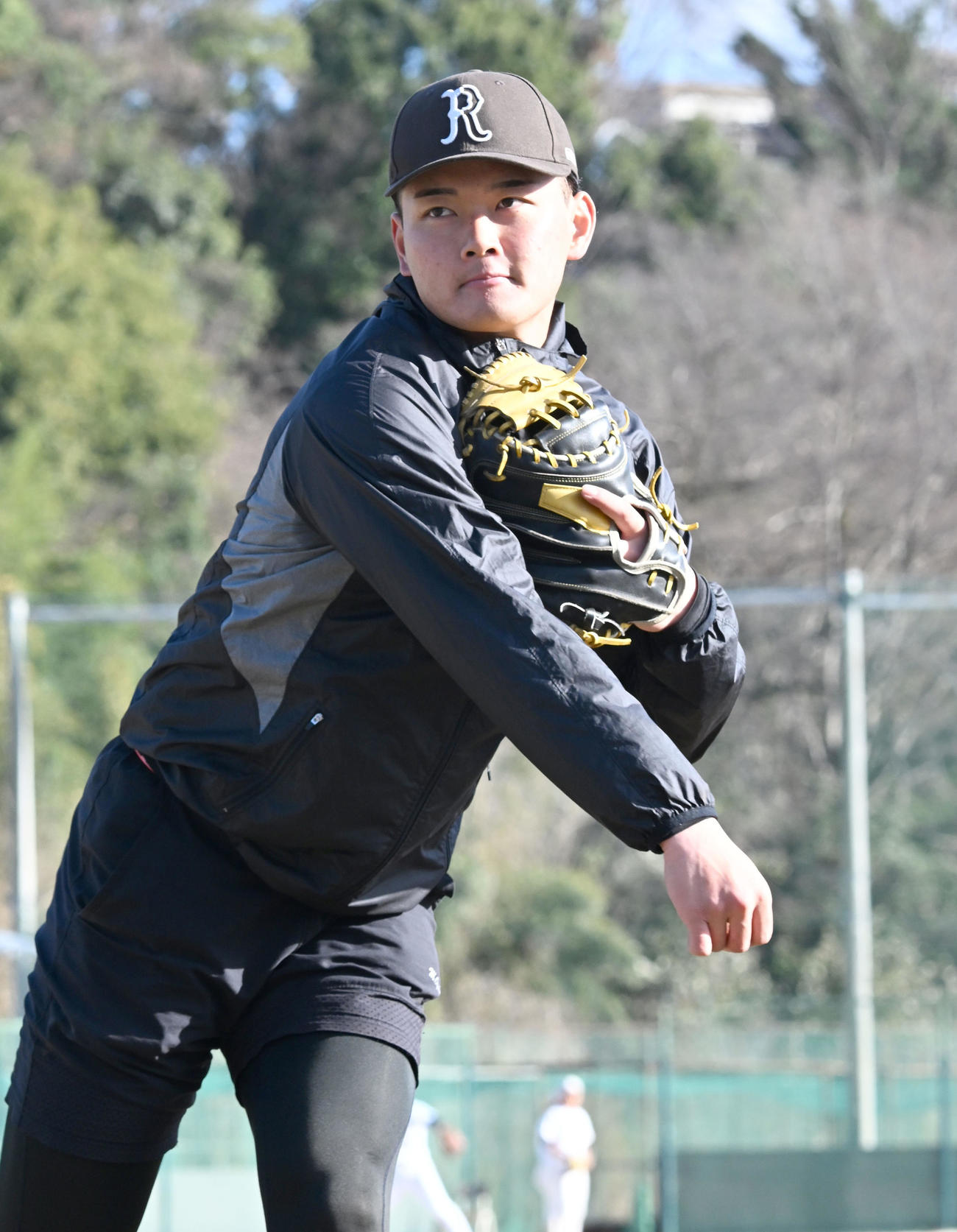 自主トレを公開し、スローイングを披露する阪神ドラフト4位の町田捕手（撮影・千葉一成）