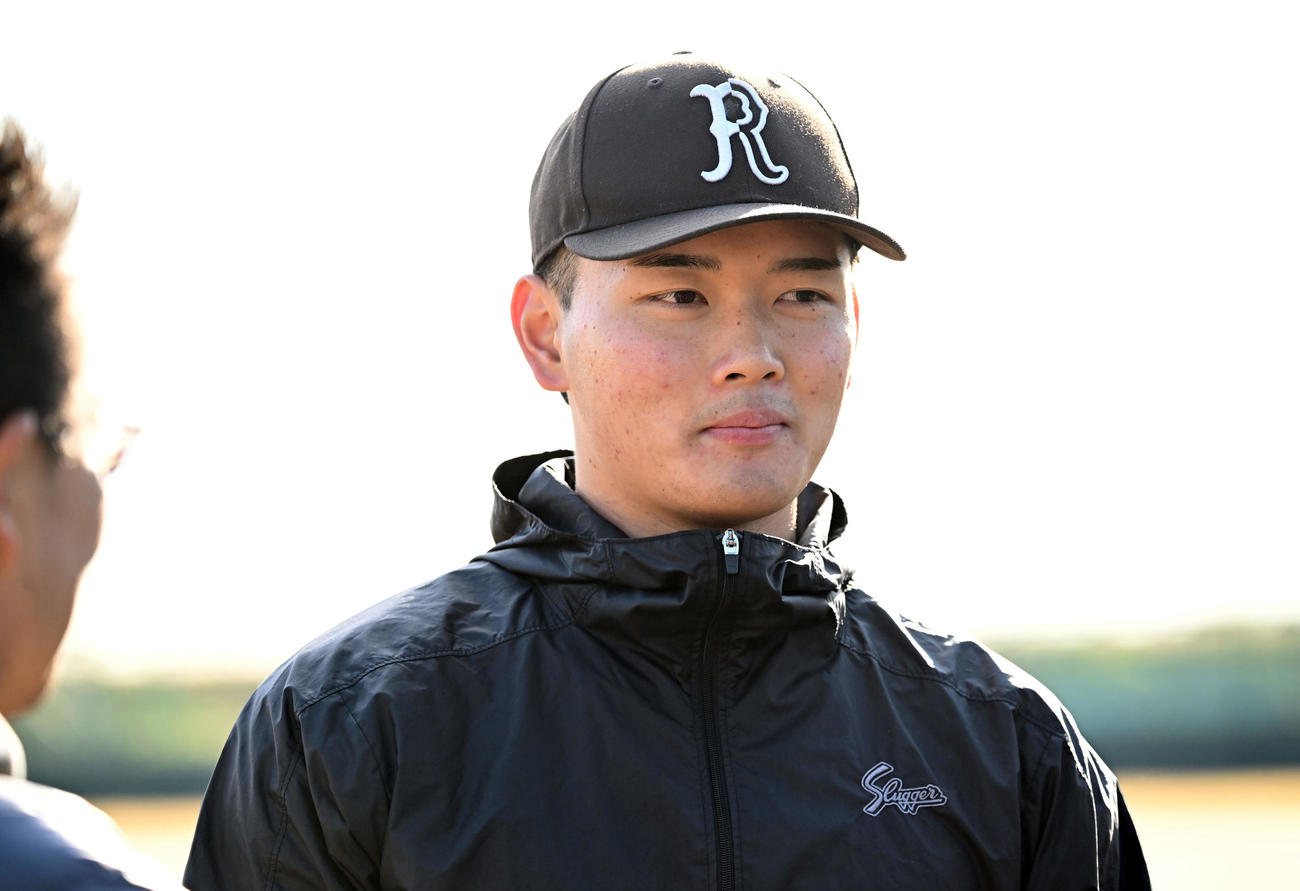 自主トレを公開後、取材に応じる阪神ドラフト4位の町田捕手（撮影・千葉一成）