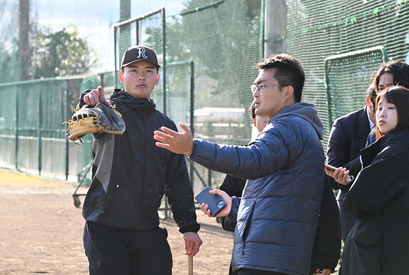 自主トレを公開後、取材に応じる阪神ドラフト4位の町田捕手（左）（撮影・千葉一成）
