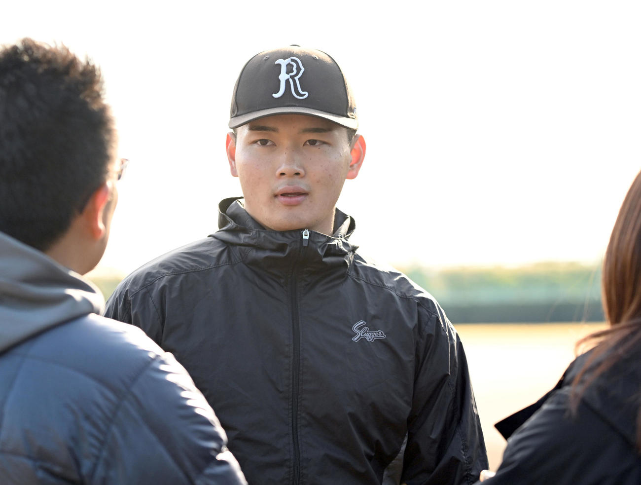 自主トレを公開後、取材に応じる阪神ドラフト4位の町田捕手（撮影・千葉一成）