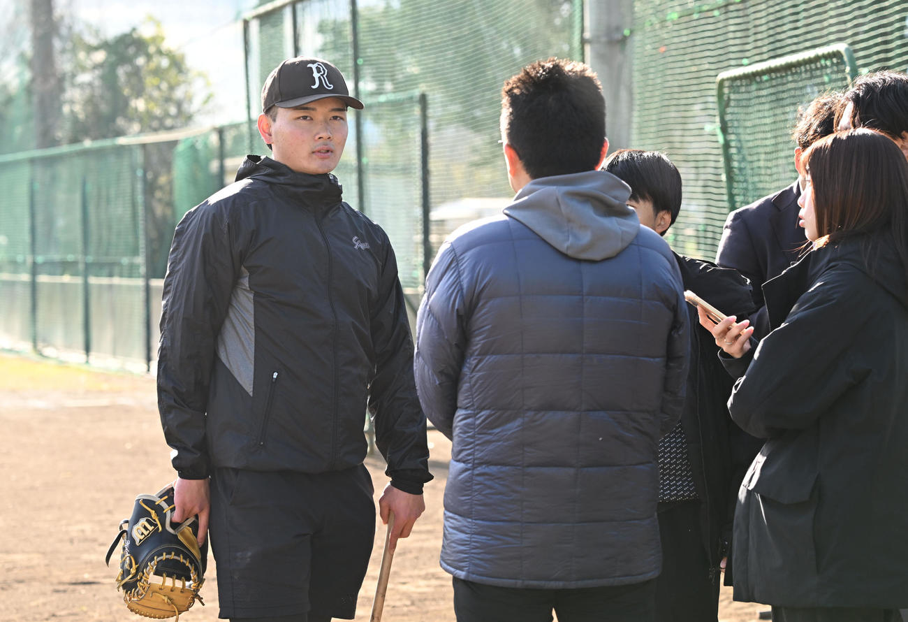 自主トレを公開後、取材に応じる阪神ドラフト4位の町田捕手（左）（撮影・千葉一成）
