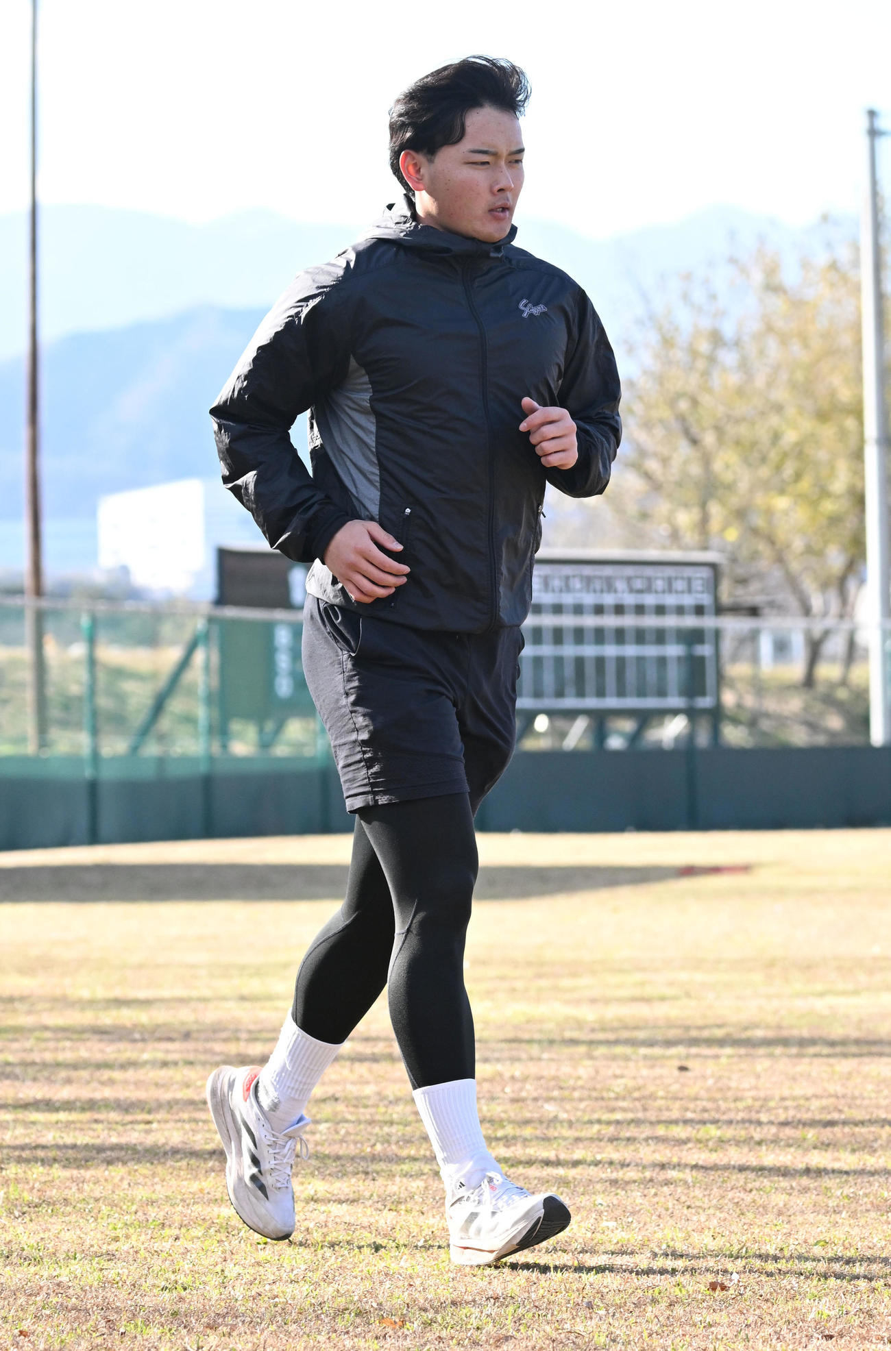 自主トレを公開し、外野を走り込む阪神ドラフト4位の町田捕手（撮影・千葉一成）