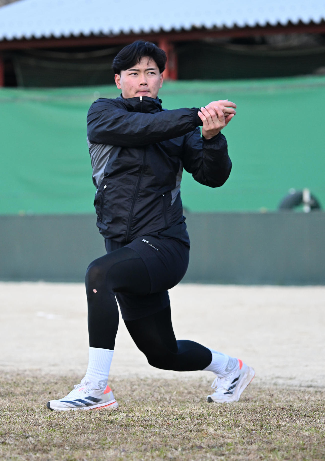 自主トレを公開し、ストレッチする阪神ドラフト4位の町田捕手（撮影・千葉一成）