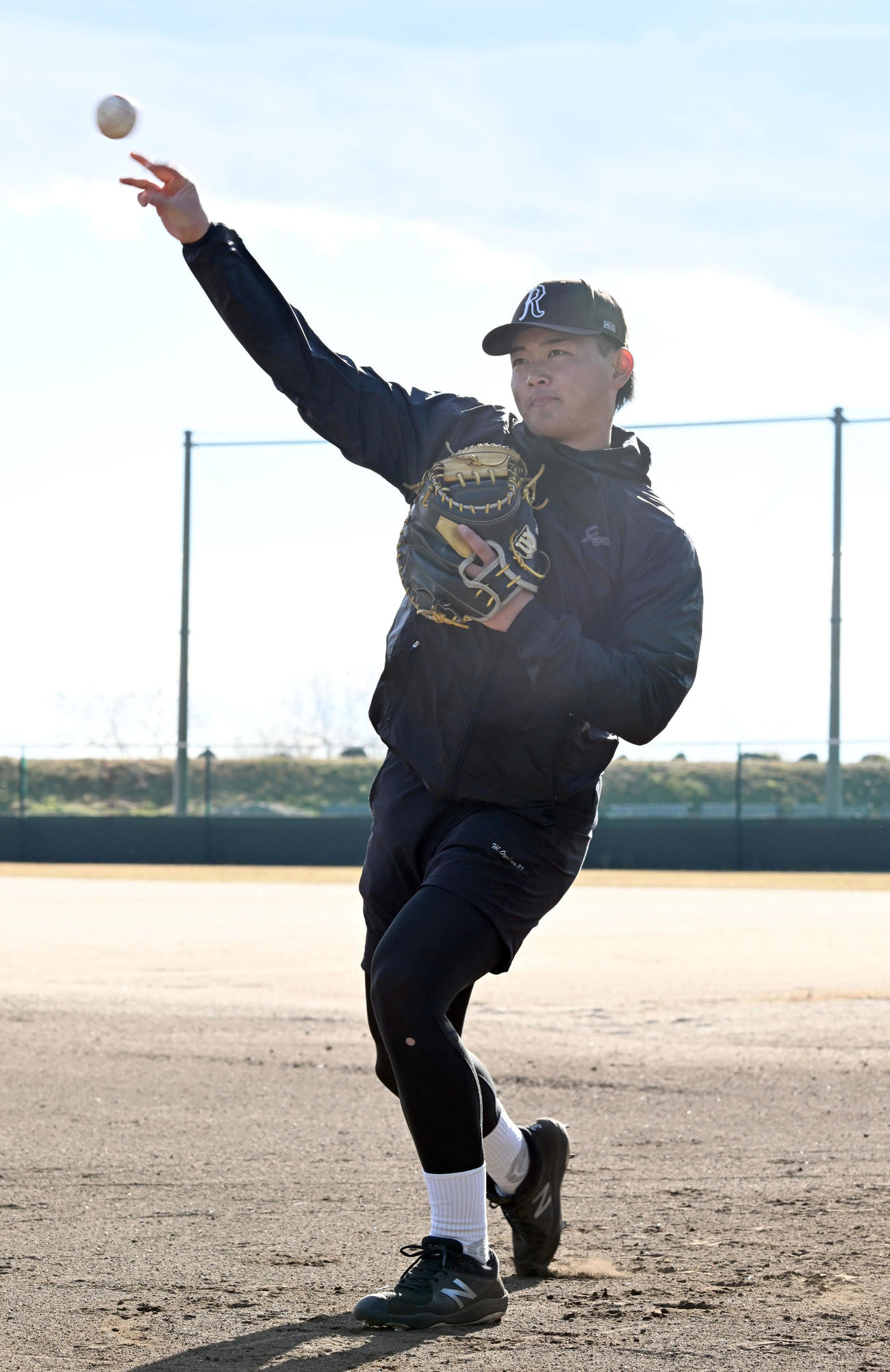 自主トレを公開し、スローイングを披露する阪神ドラフト4位の町田捕手（撮影・千葉一成）