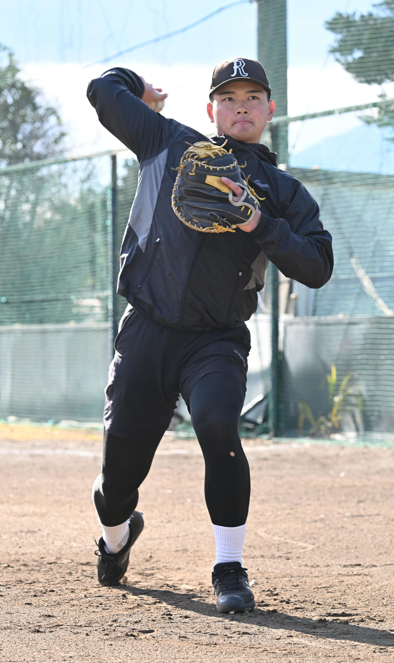 自主トレを公開し、スローイングを披露する阪神ドラフト4位の町田捕手（撮影・千葉一成）
