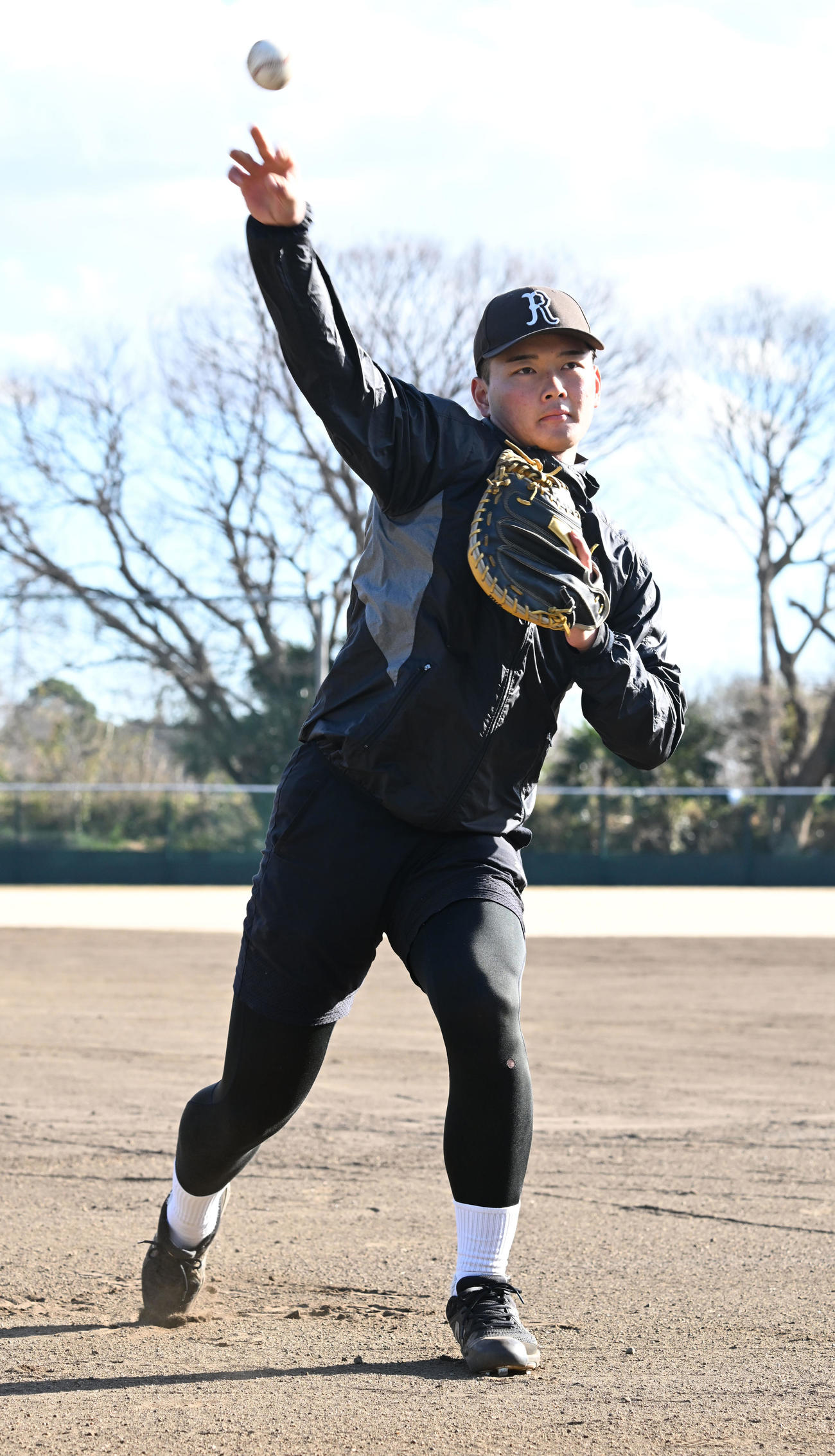 自主トレを公開し、スローイングを披露する阪神ドラフト4位の町田捕手（撮影・千葉一成）