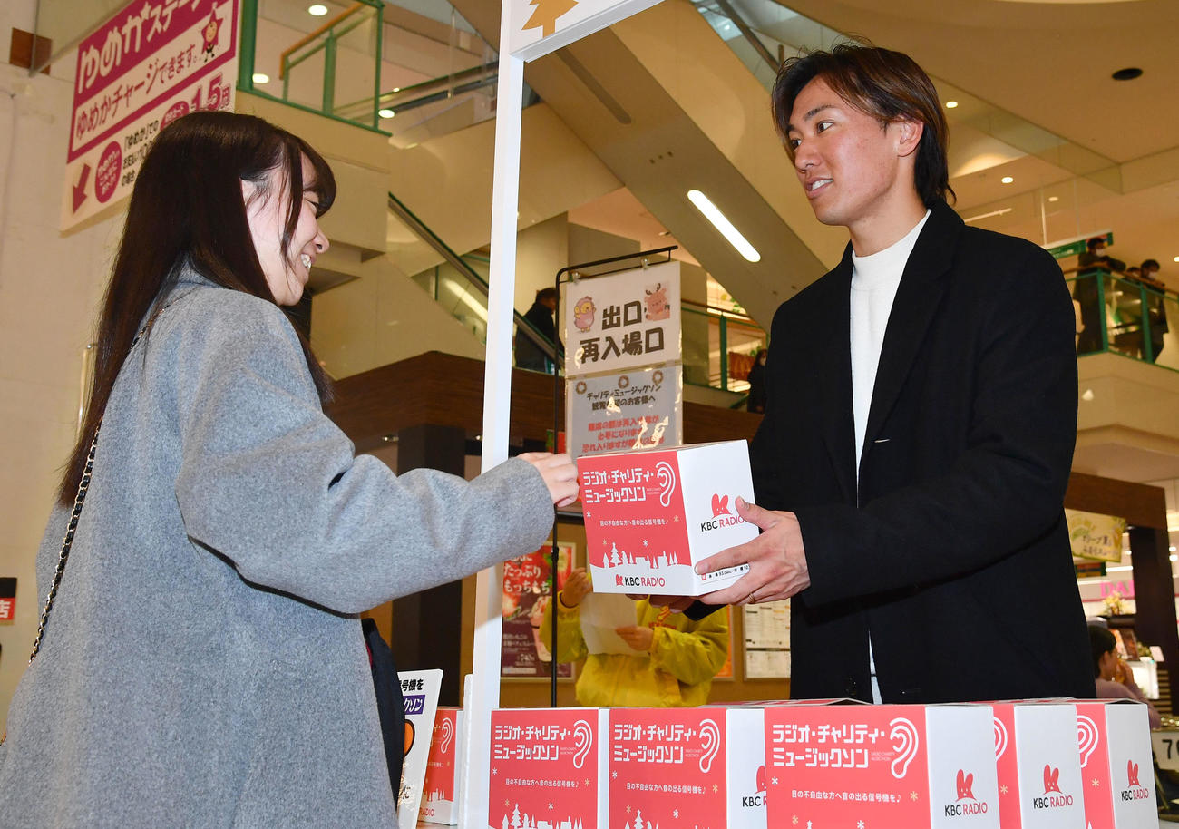 ラジオの公開収録を終えて募金活動を行うソフトバンク大津（撮影・岩下翔太）
