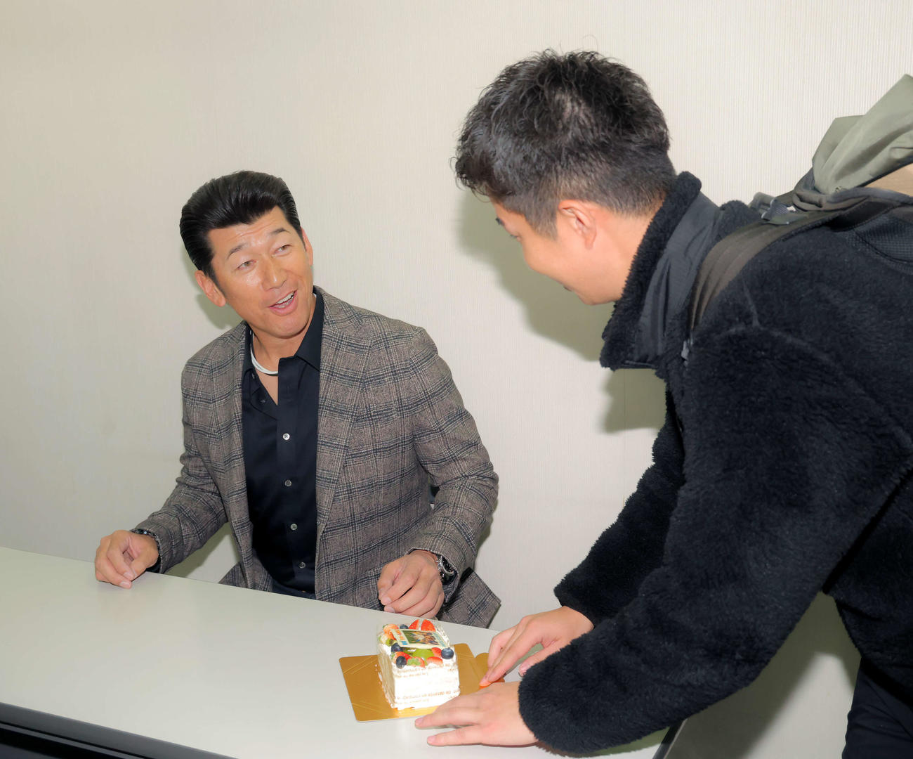 報道陣から小さなケーキで誕生日の祝福を受けるDeNA三浦監督（撮影・河田真司）