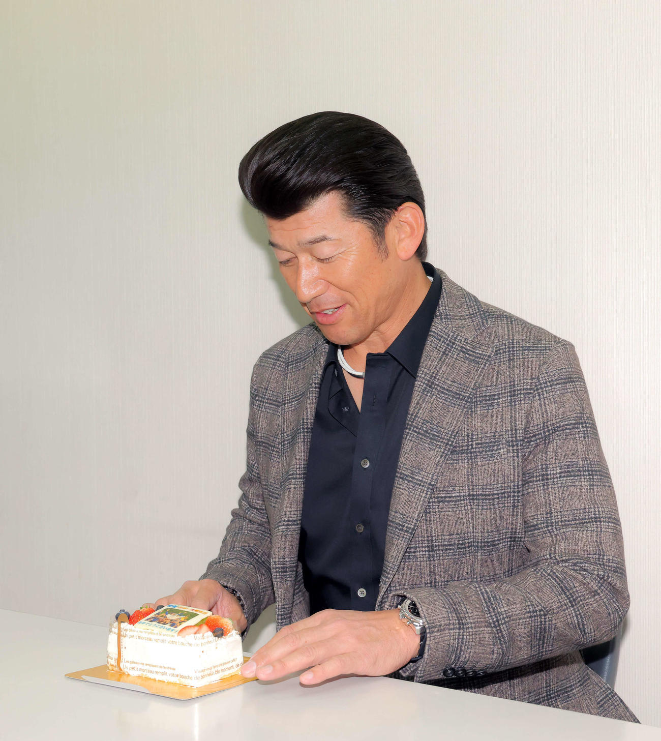 小さな誕生日ケーキを見つめるDeNA三浦監督（撮影・河田真司）